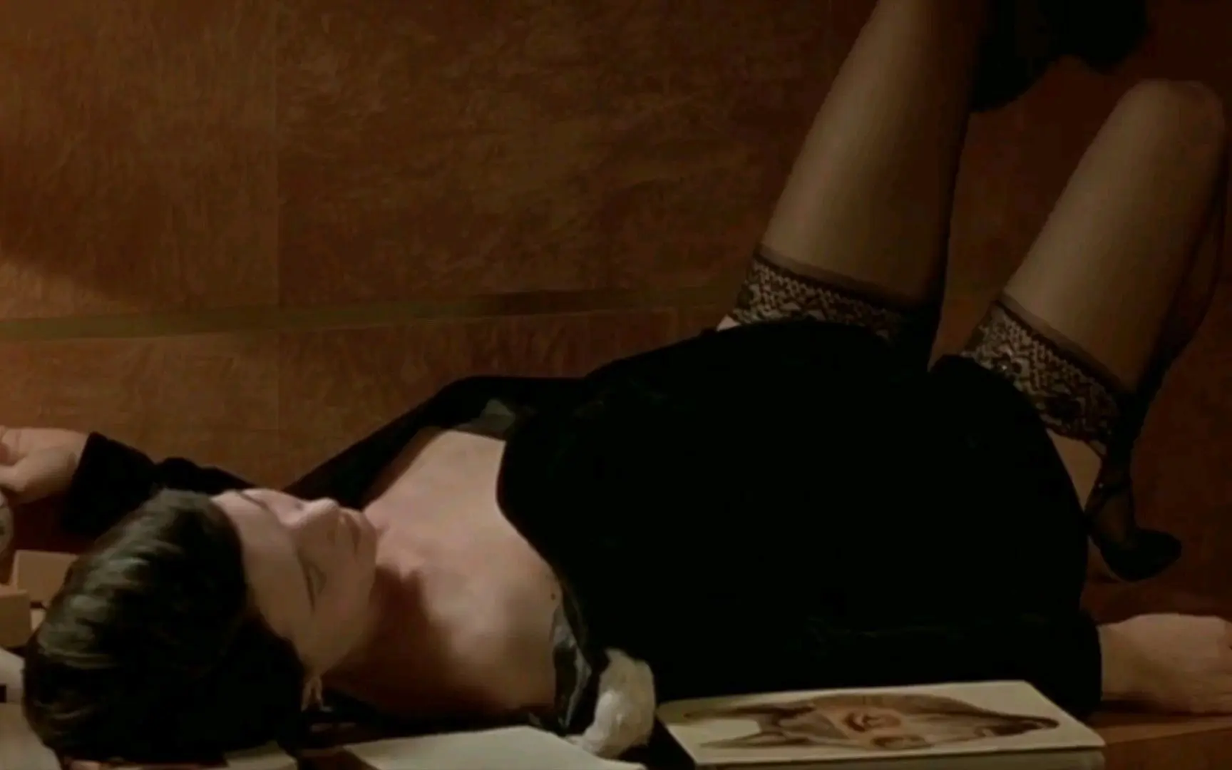 经典尺度理论片：公公去外外面寻欢，谁知竟然准儿媳，被抓了个正着，后经真大。