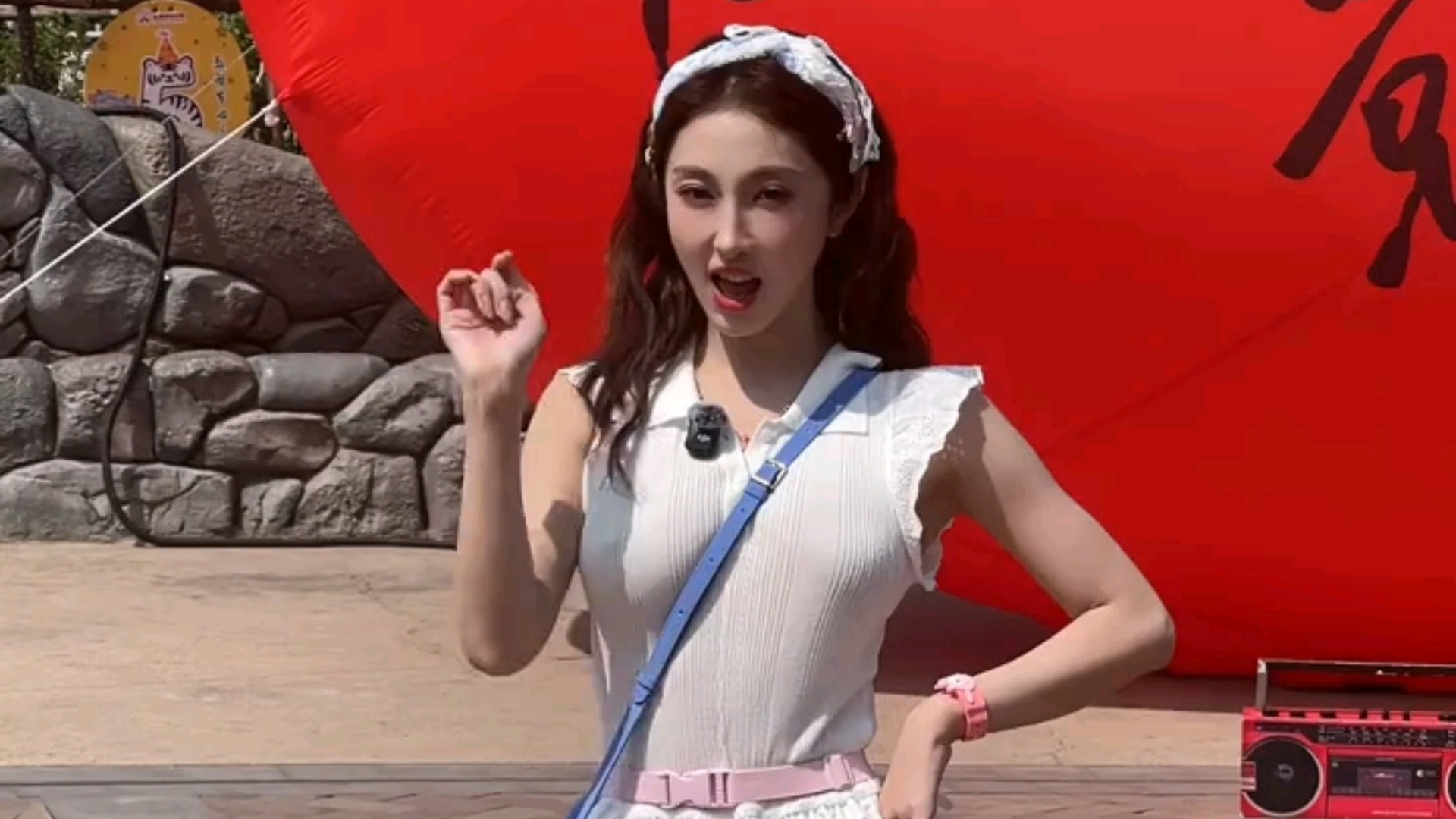 偶遇明星张小婉和银基小黄豆一起跳舞娘啦！# 张小婉.