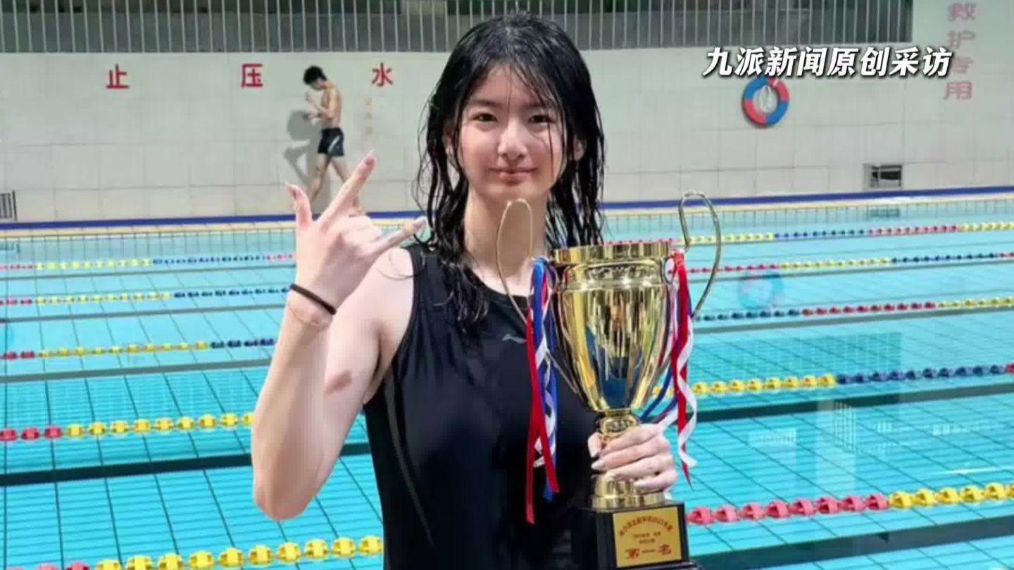 女孩参加游泳比赛差点溺水救生员拿救生圈跟，傅园慧跑视频下面笑