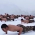 为适应高原作战环境，海拔4300米、零下十几度，战士们进行“雪地练兵”呐喊声中，是军人的意志与血性！沙一石