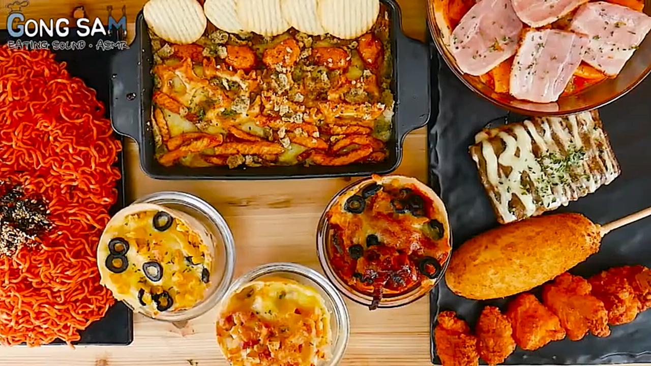 {韩国吃播}【GONGSAM】迷你炸鸡和热狗和奶酪披萨火面条和热狗和奶酪比萨_哔哩哔哩_bilibili