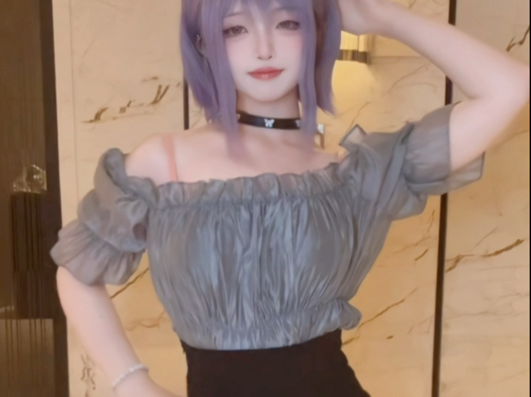 Meow Dream's tiny waist
