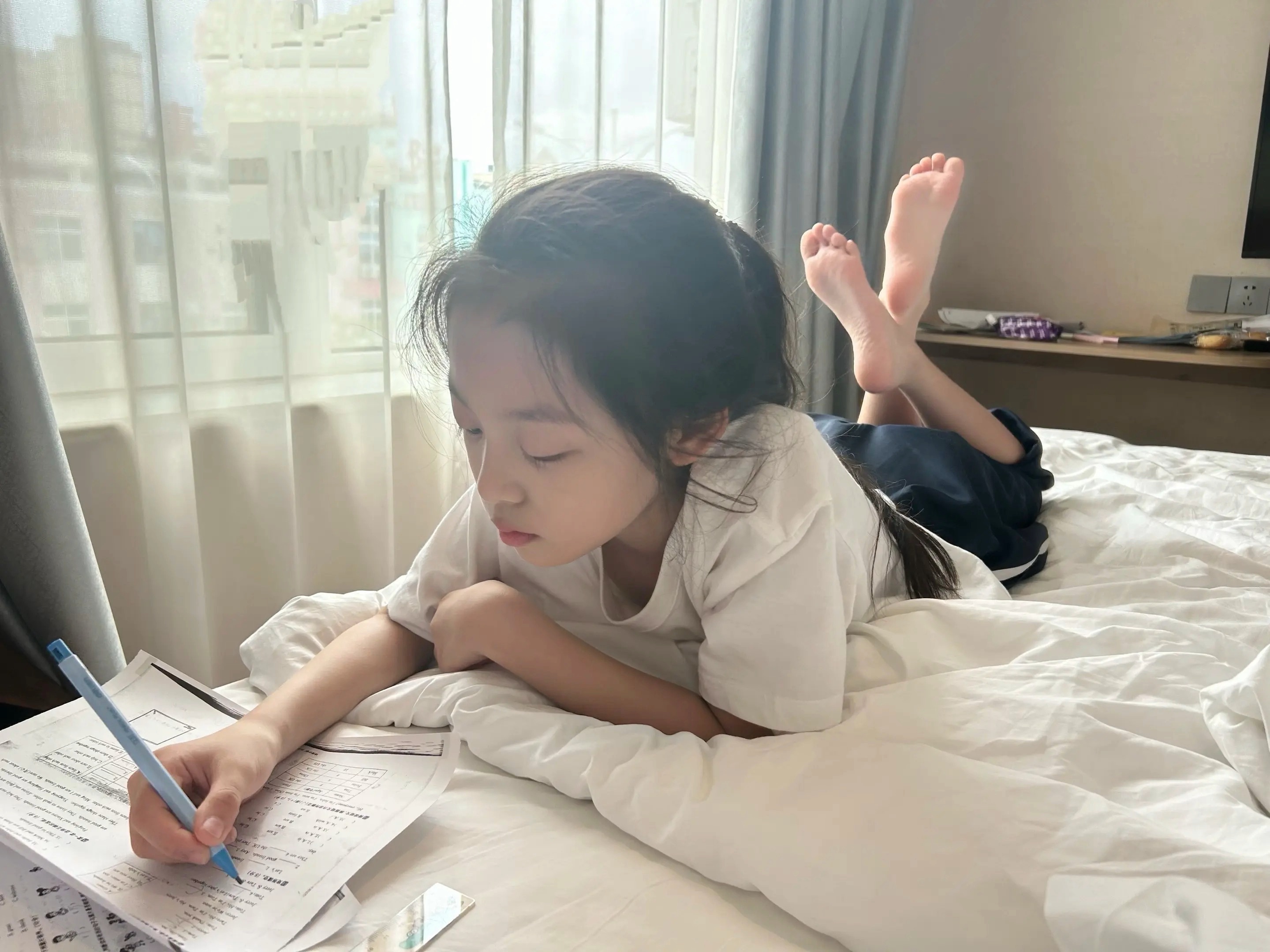 大长腿光脚小演员写作业