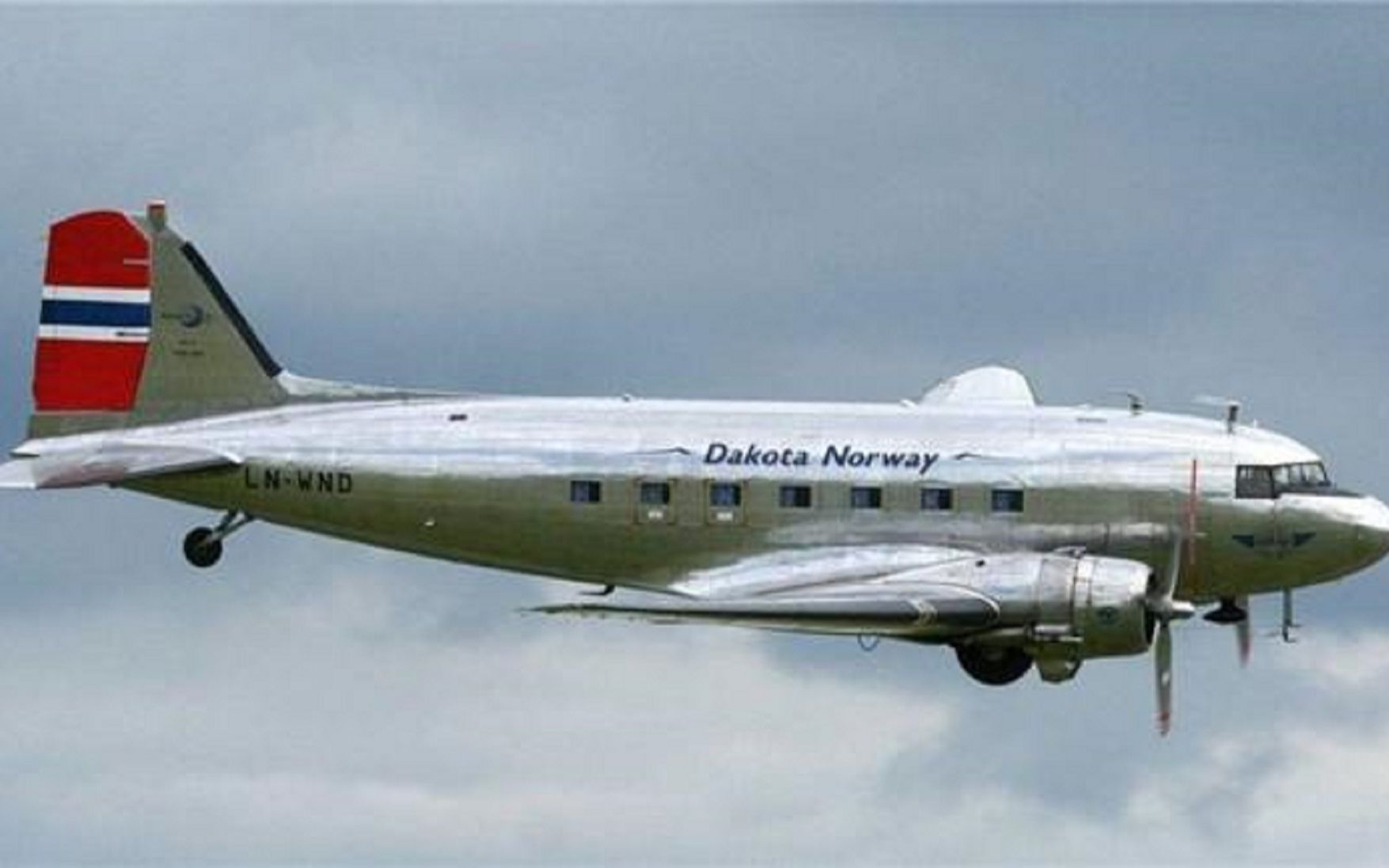 美国DC-3客机为什么能被改造成军用运输机？