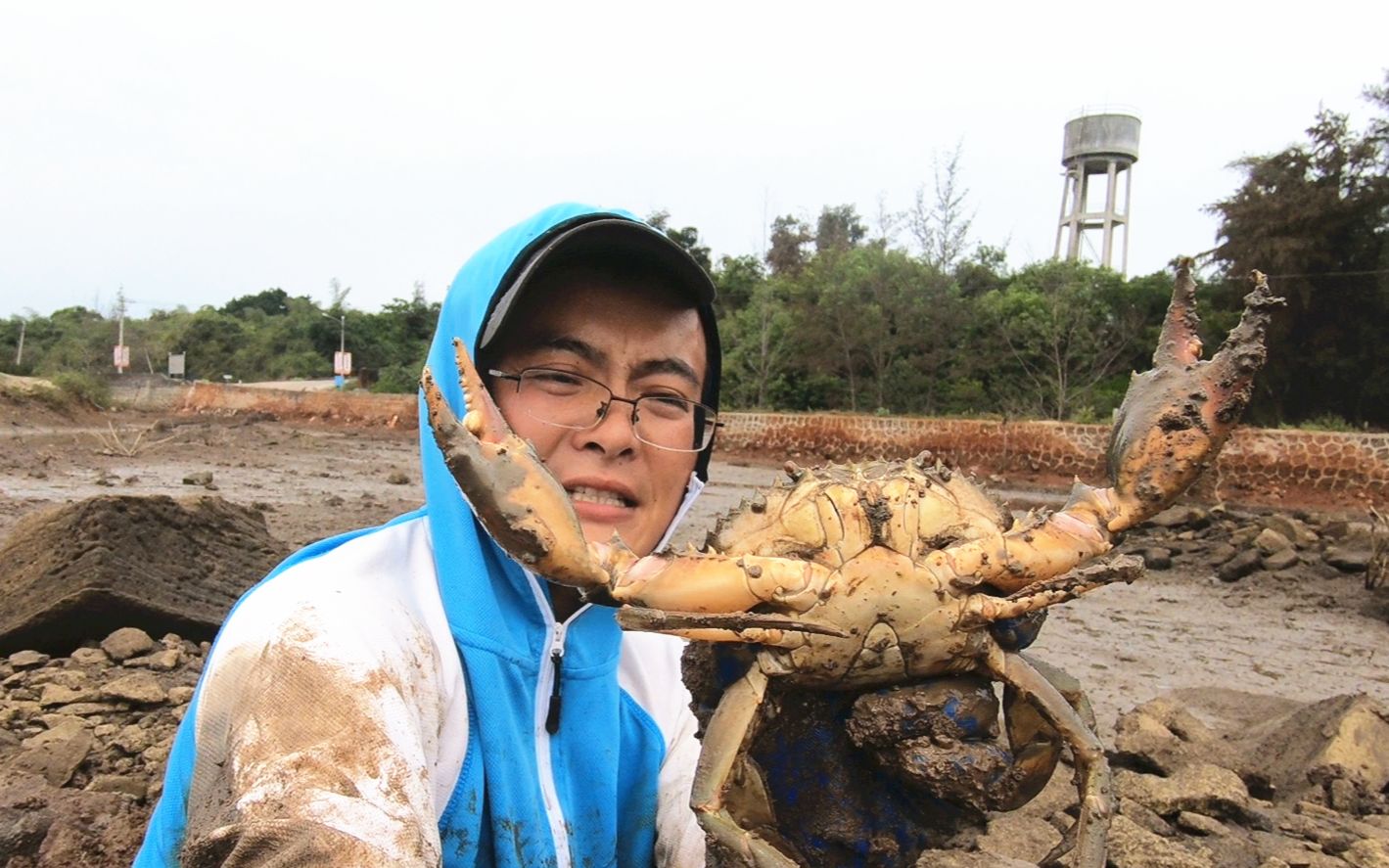 养殖场排水口全是大螃蟹，还没人抓，渔夫一人在那发财