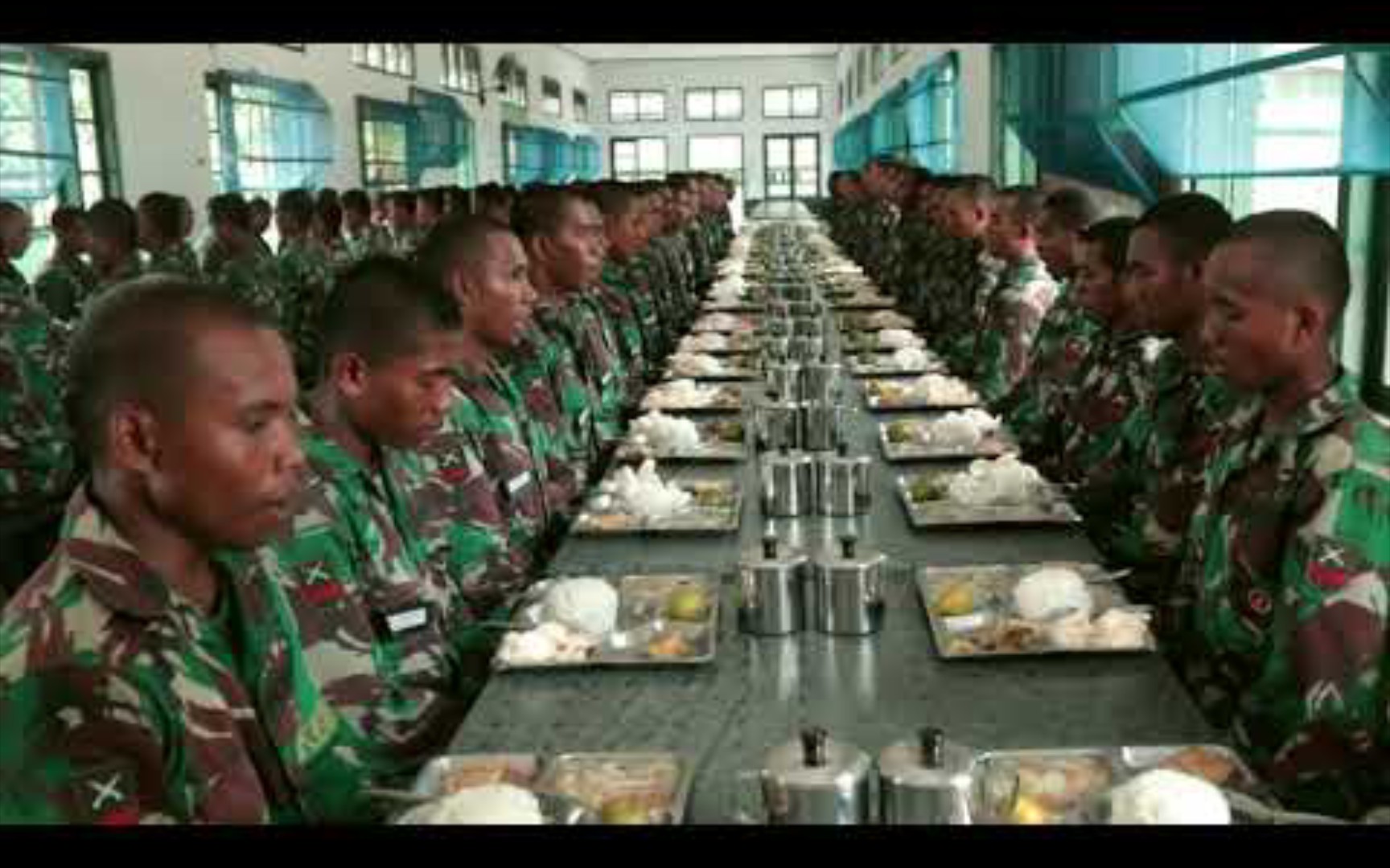 印尼部队吃饭