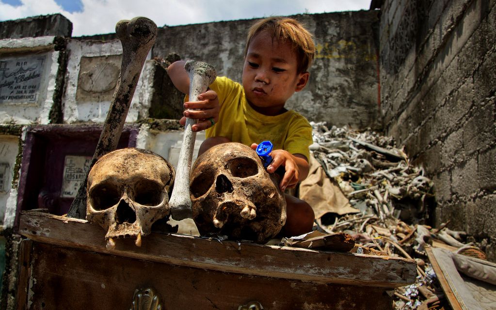 与死人为伴！菲律宾的墓地贫民窟【寰球大百科168】