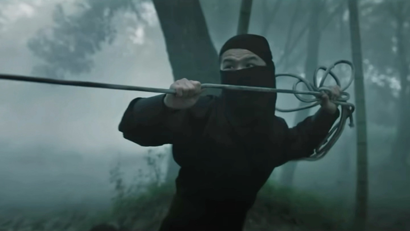 一群黑衣蒙面人袭击