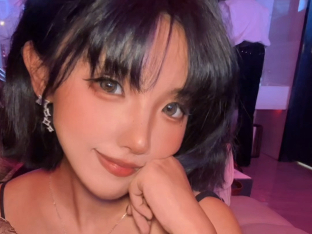 The first time I wore a little dress, I curled a Katsushika Misato bangs!