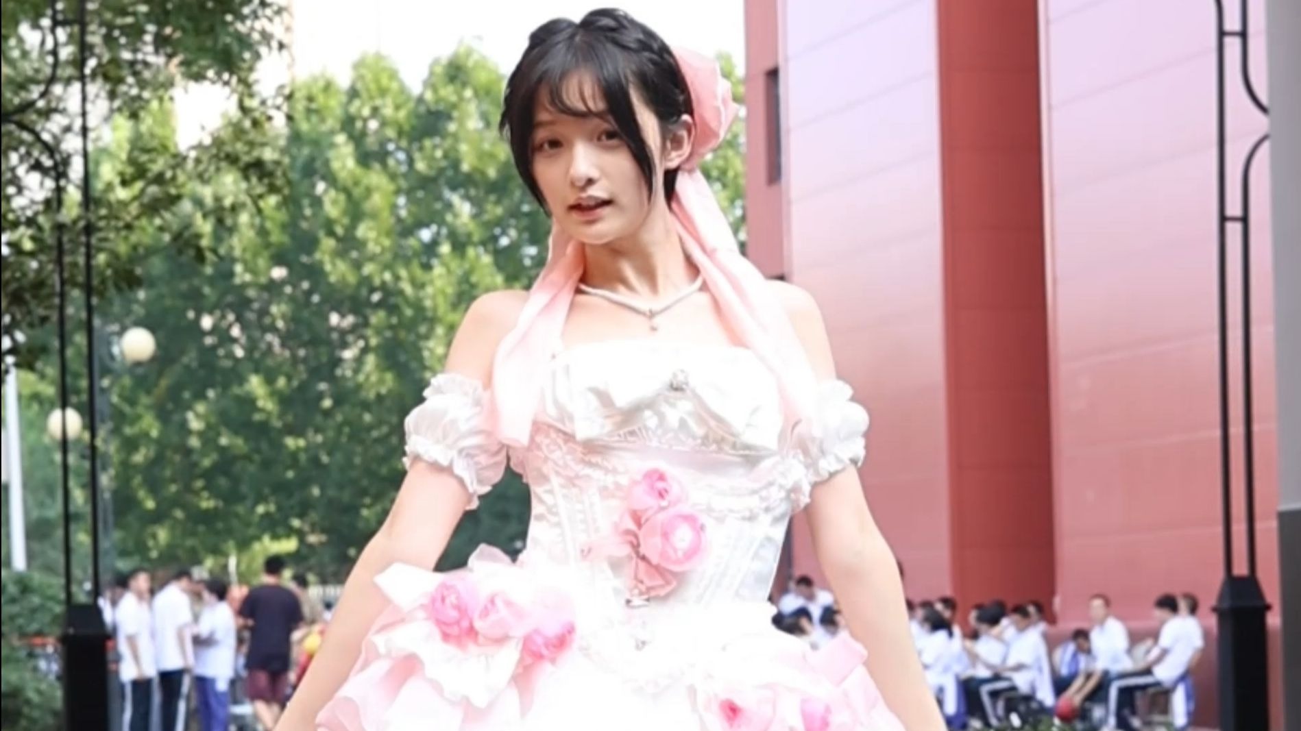 在高中运动会上浅跳一下!