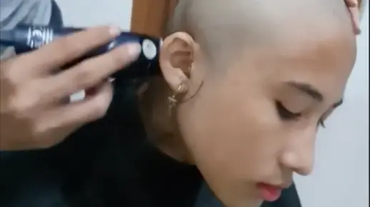 美女在家剃光头