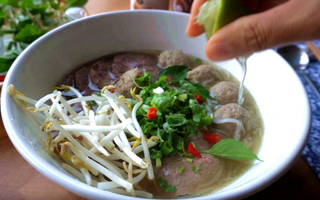 只需做好一种汤底，你就可以出四种美食：越南牛肉粉，中式清汤牛肉面，潮式牛肉丸汤，牛腱炖白萝卜汤