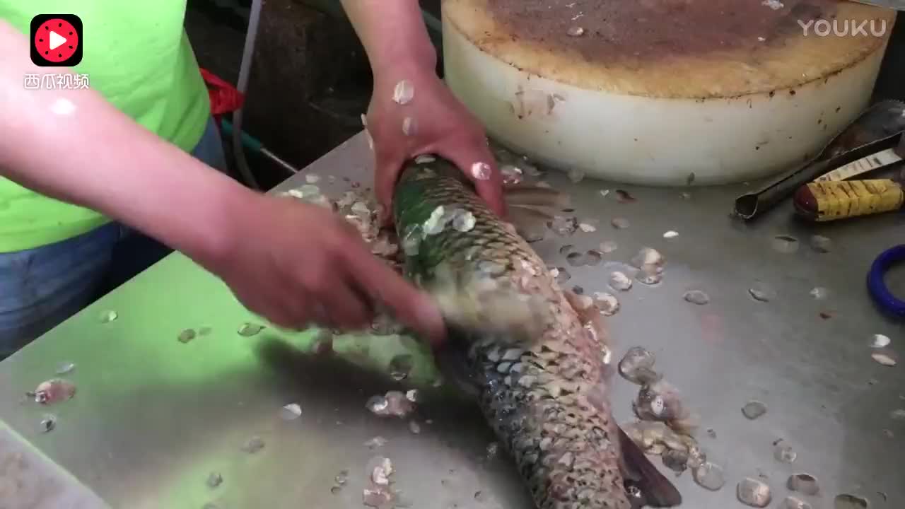 实拍菜场杀鱼高手, 3分钟活草鱼片成鱼片.