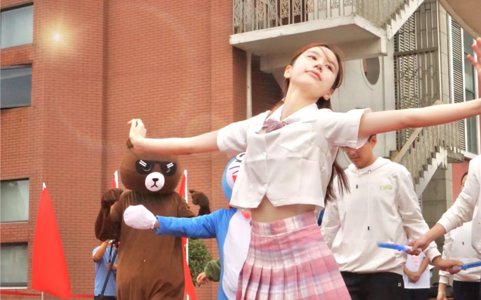 社牛女高中生校运会跳《爱你》也太甜了叭！