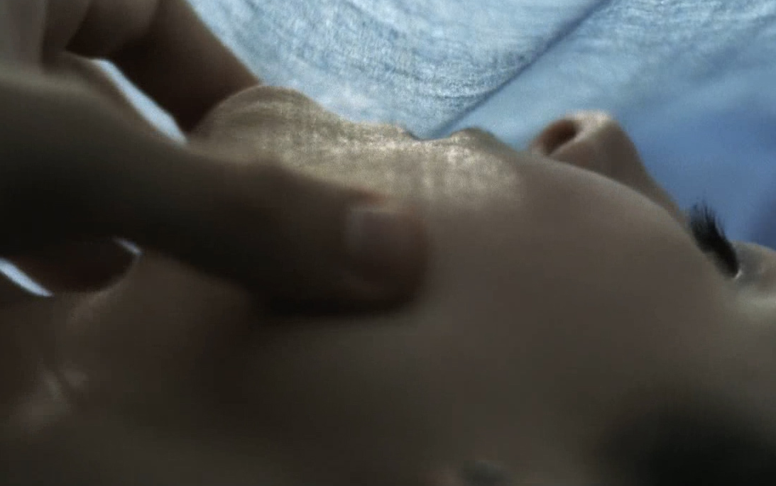 【越哥】男子突然发现枕边的女友，居然是另外一个人，吓出了一身冷汗！