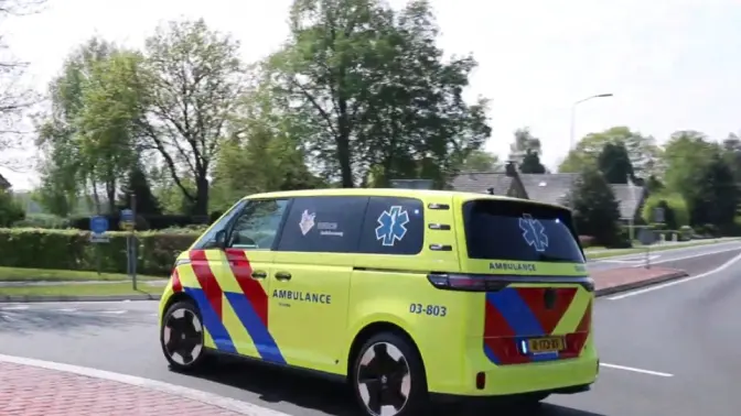 街拍出警新车响应荷兰救护部门 大众纯电动医疗主管用车响应2023年5月9日
