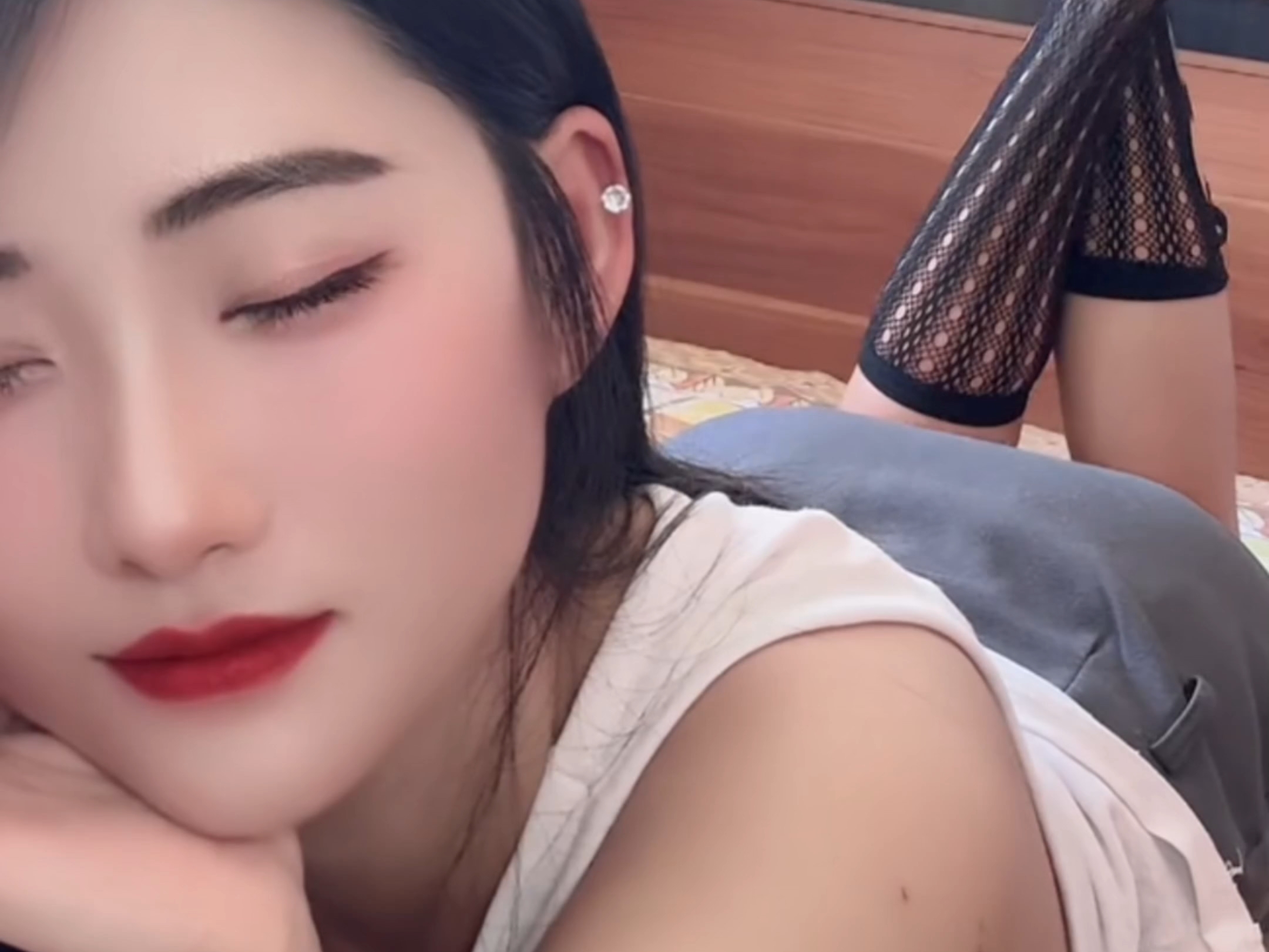 黑色小腿袜。