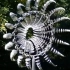—装置艺术—美国艺术家 Anthony Howe 制作的风动金属雕塑，摆动时的状态简直太梦幻了！ 视频Cr.@最美字体