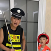 大家猜猜今天这两个小警察能给人民做出来多大的贡献