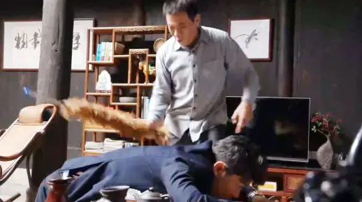 幸福到万家：万传家盗秀玉大学名额被书记打屁股，幸福陪妹妹归校