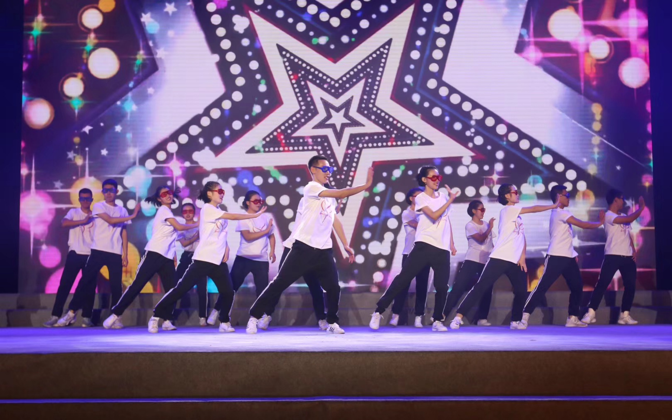 2018年校园十佳歌手终场舞《抖音串烧》