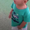 小男孩尿裤子啦