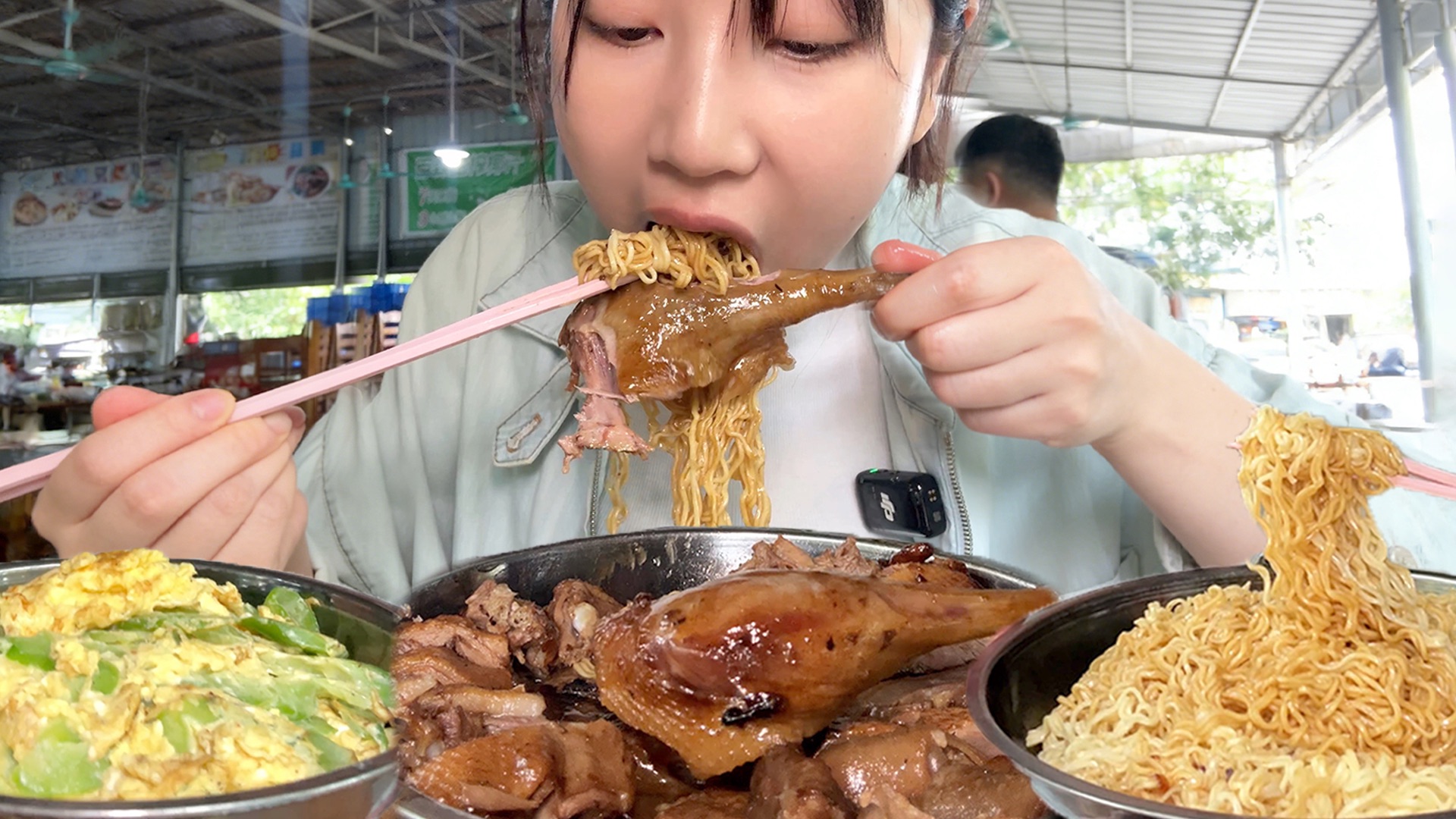 铁皮大棚下的广东排档，菜量论盆！