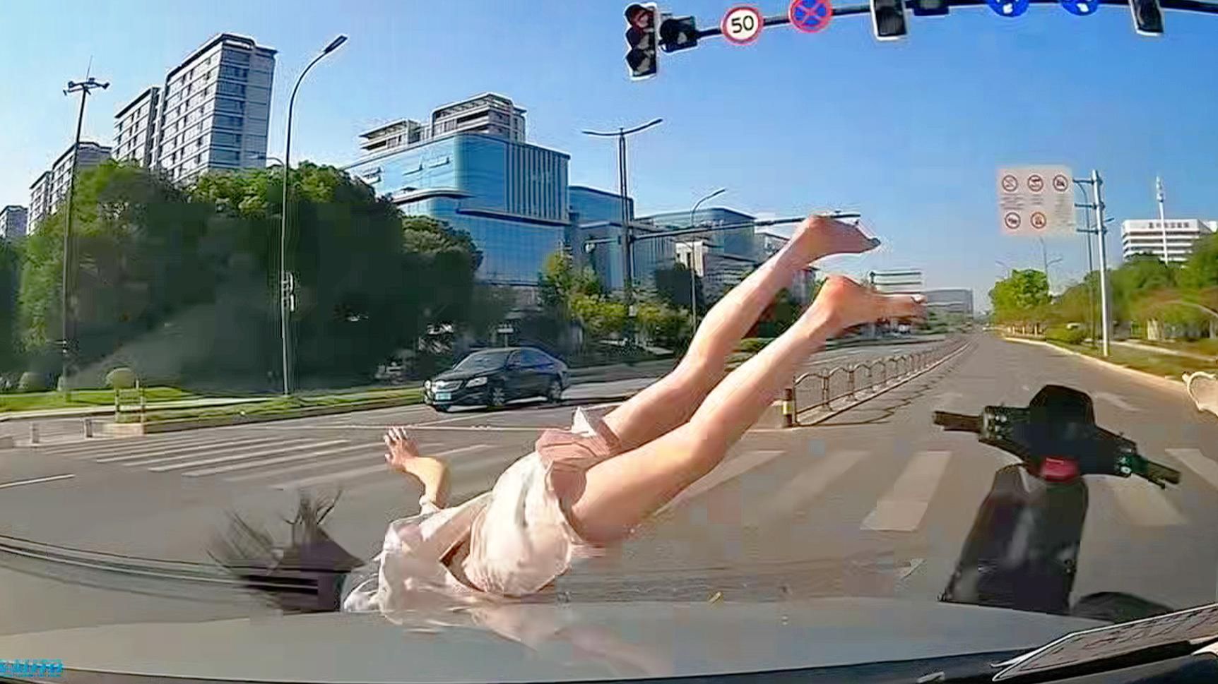 这一幕要引以为戒，司机右转未留意后方来车，电动车来不及刹车摔翻