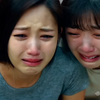 两位漂亮女生相依着伤心大哭泪如泉涌