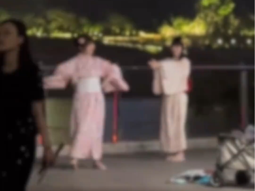 重庆二女子穿和服跳舞被群众谴责。警方回应：已经出警