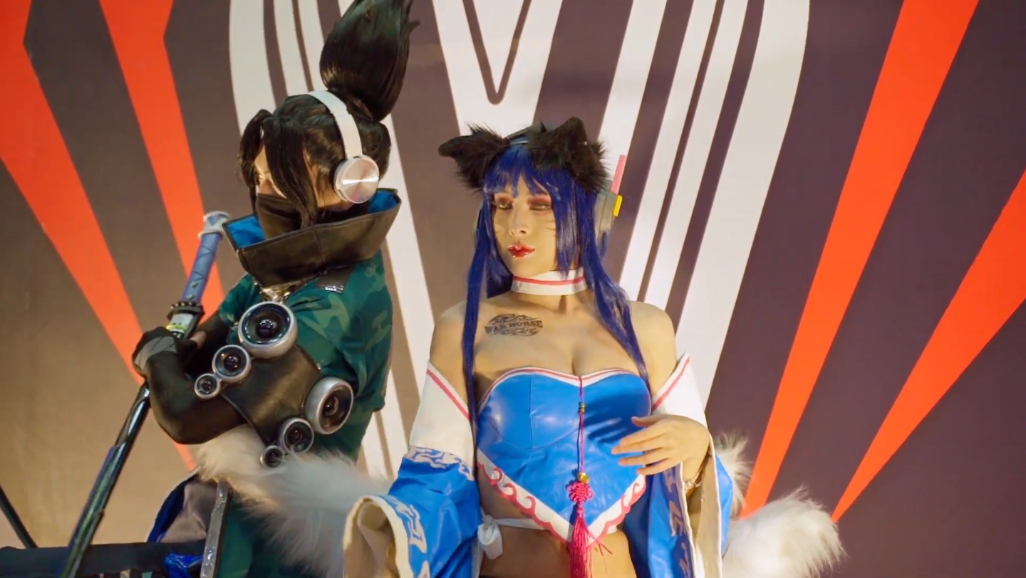Photographing Cheshire on the Comic-Con floor