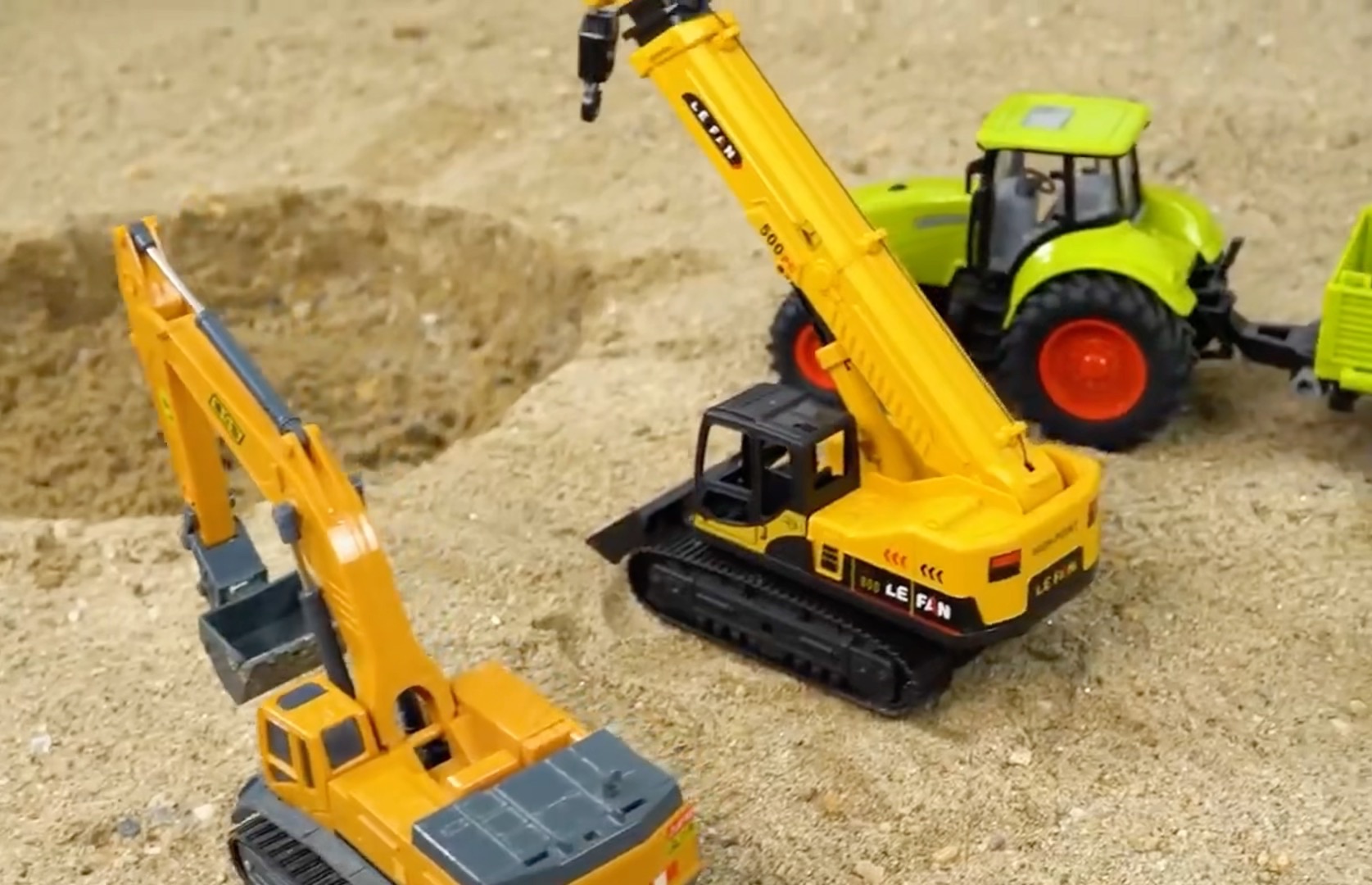 暴雨过后地面出现流沙陷阱，大脚怪兽车陷入被挖掘机和拖车救出 #儿童动画 #工程车动画 #汽车动画 #游戏日常