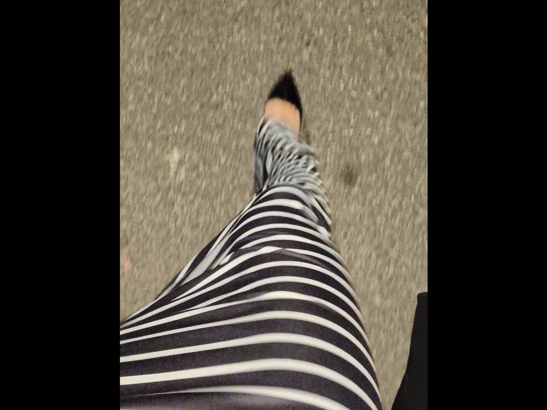 穿13厘米高跟鞋出门去公园散步，脚真的好痛