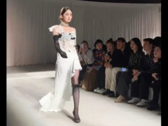 古力娜扎娜扎黑丝大长腿走秀