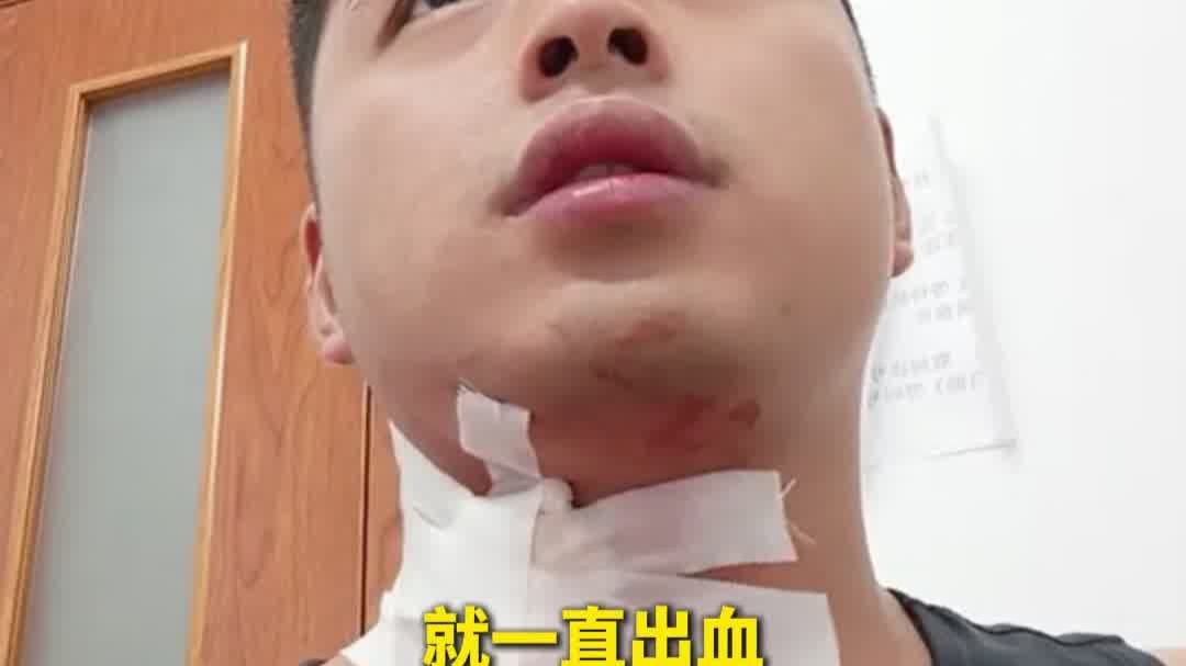 男子被蚊子叮咬脖子鲜血直流：几次问医生会不会死，很惜命