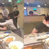 女儿强迫爸爸看美女，爸爸呲牙傻乐却迟迟不敢回头，下一幕亮了