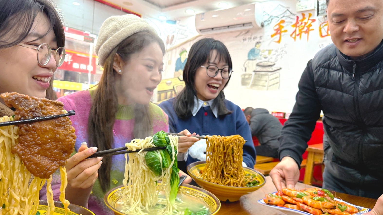 没想到过年送礼这么危险，三个美女差点被撑死...