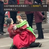 手艺人当街表演民俗“二鬼摔跤”看似是两人实则是一个人表演表演结束才看出里面的门道