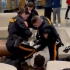 美国两青少年打架，警方抵达后第一时间逮捕了其中的黑人少年……