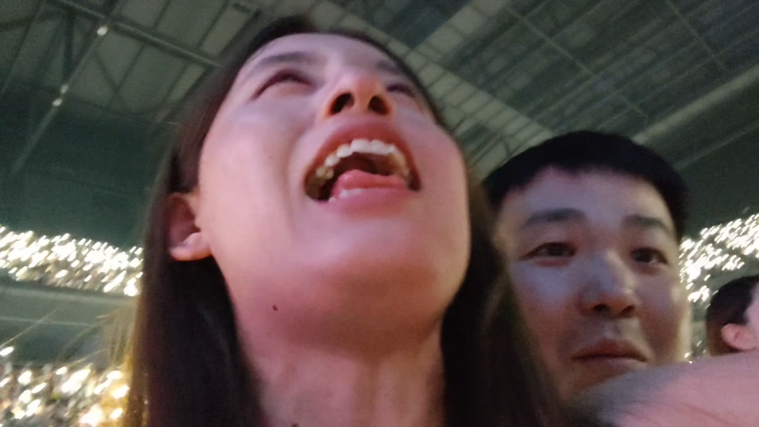 exo泰国演唱会，99%女观众 3000一张门票。不得不承认女生消费能力真强。 瑞哥来看美女，饭圈女孩瑞嫂现场哭泣说是。