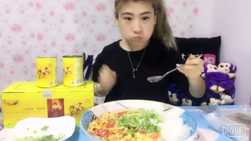 【吃播】大胃王桐桐的超大份西红柿炒蛋盖饭 桃如意罐头,!∑(Дノ)ノ