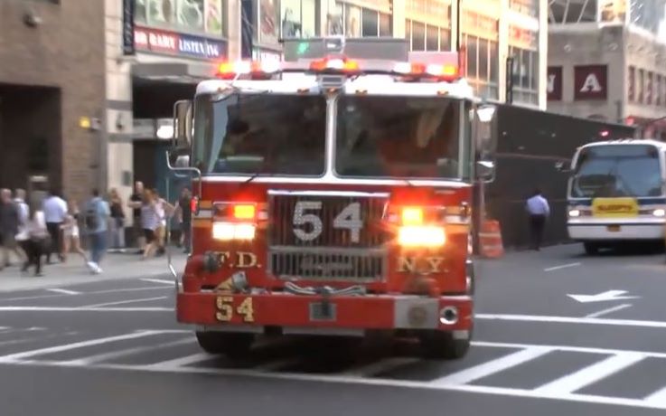 fdny(纽约消防)紧急出警遇上纽约圣卢克·罗斯福医院救护车紧急出车