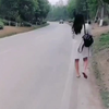 女神婷儿户外溜达，你猜她在找什么