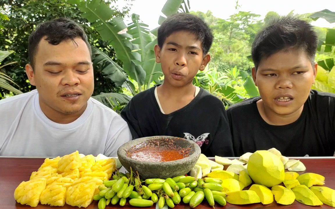【泰国一家人】吃菠萝、芒果等，酸到面部表情都很丑陋