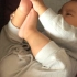 【宝宝视频】不肯睡觉，开始玩脚丫