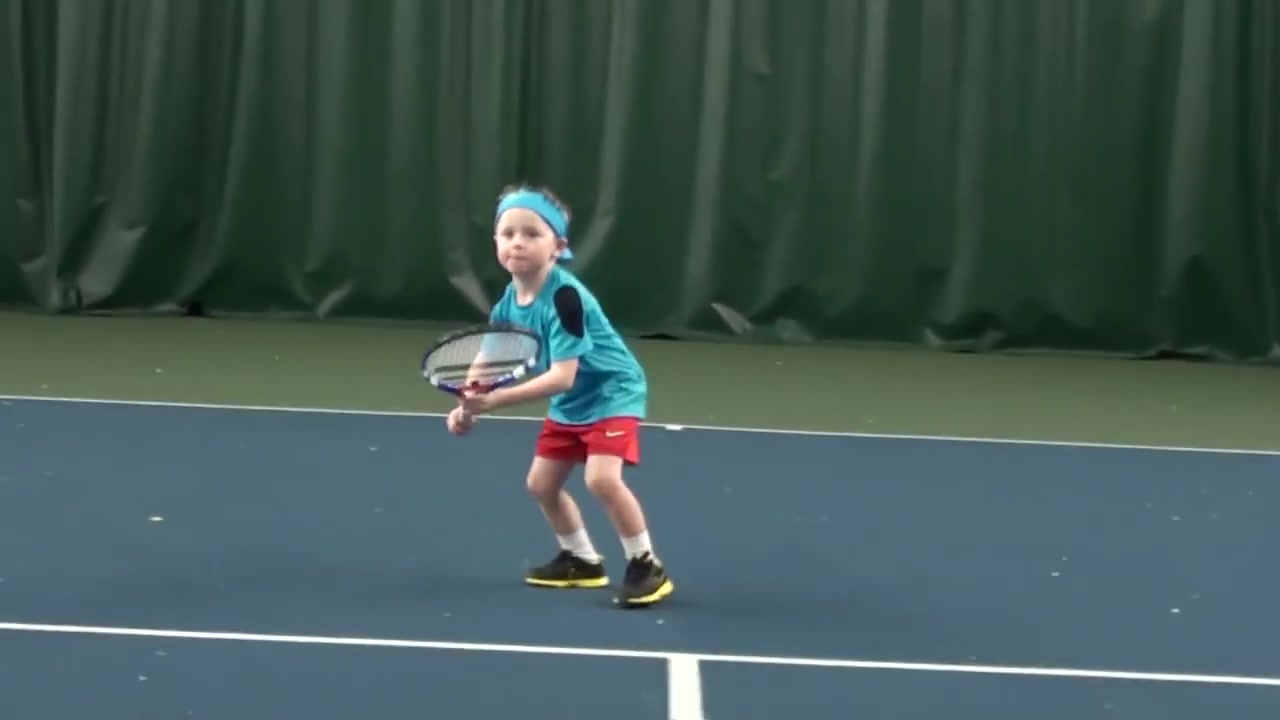 美国4岁小男孩网球训练