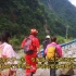 直击雅安地震抢险丨中国安能救援人员紧急转移多名受困群众（刘羽）