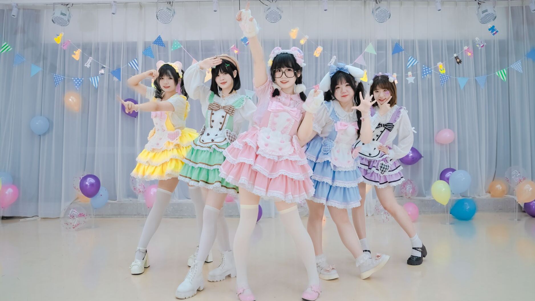 Five cupcake bounces! Smile Investigation Team!