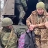 俄媒曝光乌克兰军人被俘画面：还有女兵，都被搀上梯子扶下车