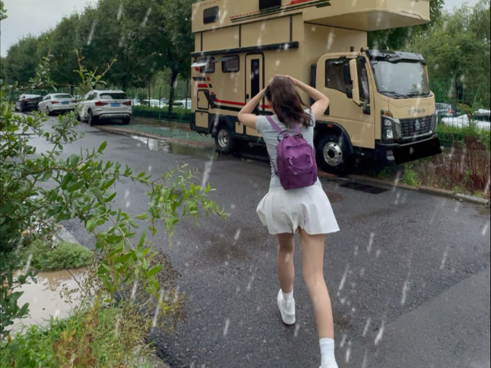 暴雨来临前赶快躲进我的双层小房车